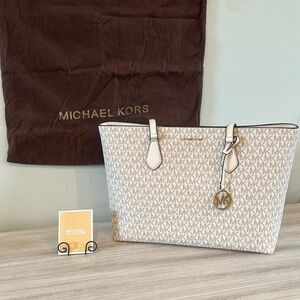 Michael Kors Sheila Tote Cream